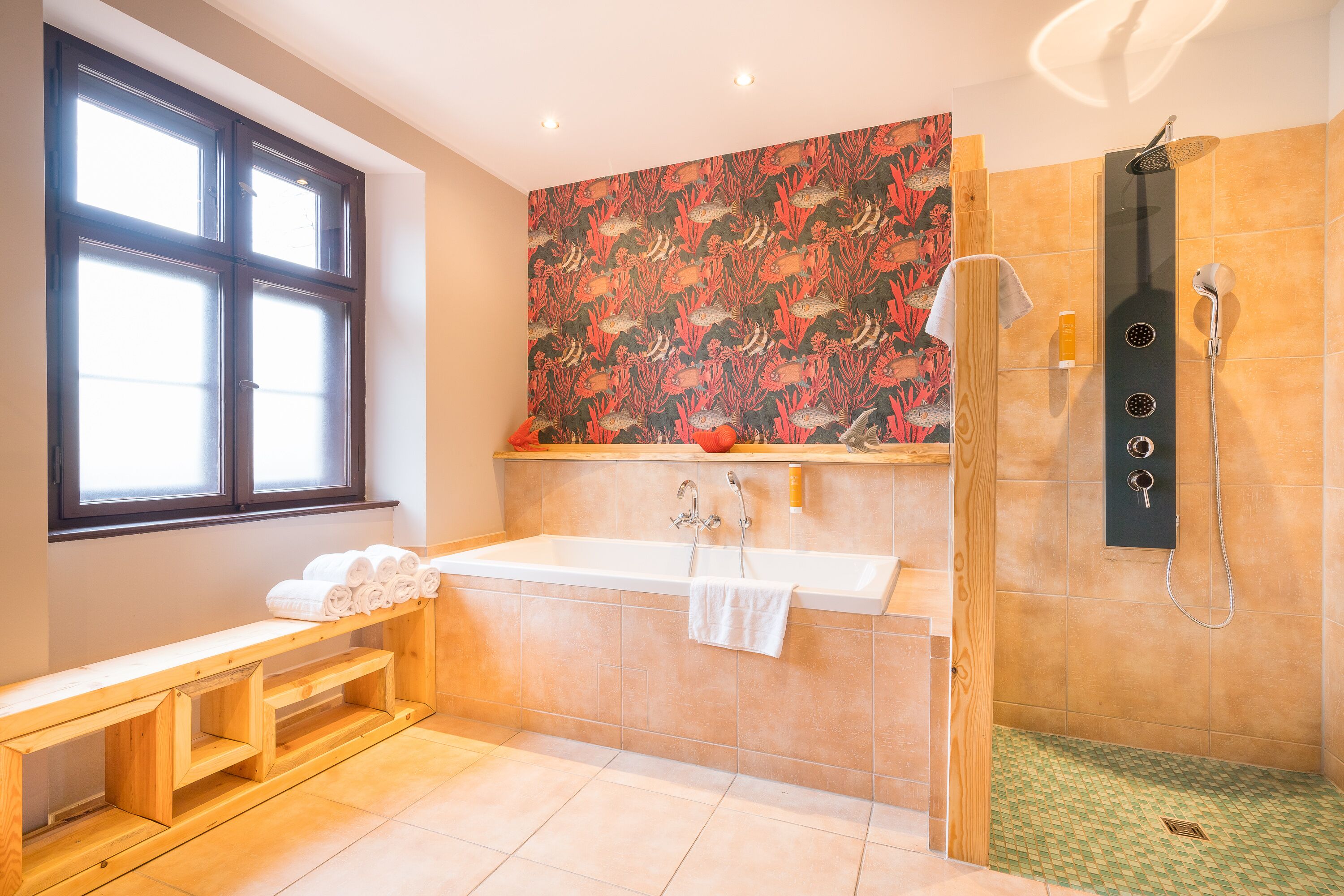 Deluxe-Apartment | Badezimmer | Regendusche, kostenlose Toilettenartikel, Haartrockner, Handtücher