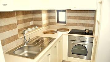 Suite Comfort, terrazzo | Angolo cottura privato | Frigorifero, forno, piano cottura, macchina per tè/caffè