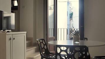 Junior-Suite, Balkon | Wohnbereich | Flachbildfernseher