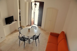Comfort Suite, Terrace | Ruang tamu | TV skrin rata 