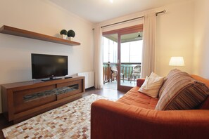 Huoneisto, 1 keskisuuri parisänky ja vuodesohva, tupakointi kielletty | Olohuone | Taulutelevisio