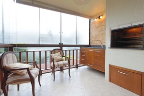 Huoneisto, 1 keskisuuri parisänky ja vuodesohva, tupakointi kielletty | Oleskelualue | Taulutelevisio