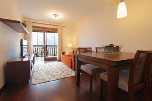 Huoneisto, 1 keskisuuri parisänky ja vuodesohva, tupakointi kielletty | Oleskelualue | Taulutelevisio