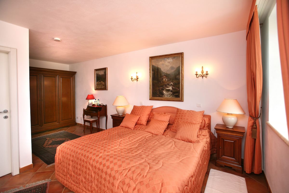 Minibar, blackout drapes, soundproofing, free WiFi