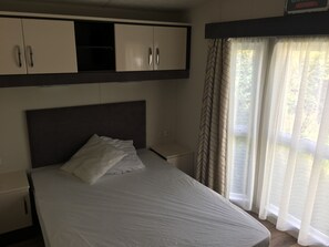 Casa rodante (Chalet) | Decoración personalizada, muebles diferentes y cortinas blackout 