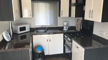Mobile Home (Chalet) | Private kitchen | Fridge, microwave, oven, stovetop