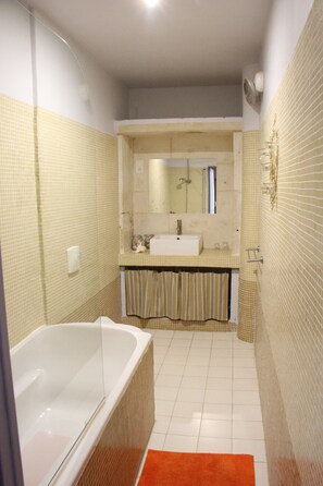 Departamento superior, baño en la habitación (sirocco) | Baño
