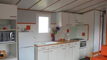 Réfrigérateur, micro-ondes, cafetiÚre/bouilloire