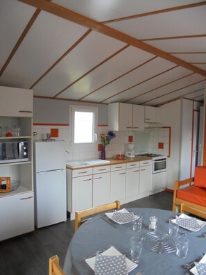 Fridge, microwave, coffee/tea maker, cookware/dishes/utensils - Camping La Tentation (Renty)