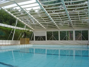Utomhuspool, parasoller och solstolar