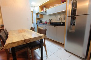 Apartamento, para não fumantes | Área de estar | Smart TV, lareira, Netflix