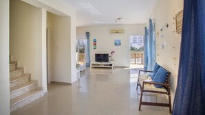 Villa, 3 habitaciones | Zona de estar | Una televisión de pantalla plana