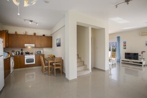 Villa, 3 habitaciones | Área de sala de estar | Televisión de pantalla plana 