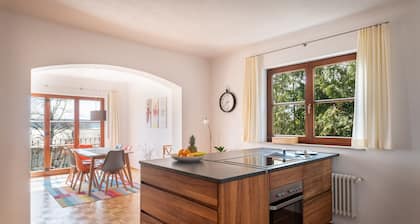 Grand appartement inondé de lumiÚre avec cuisine ouverte et terrasse