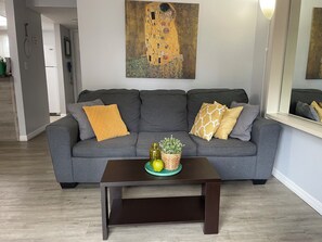 Smart-TV, Tischfußball, Tischtennisplatte, Bücher