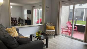 TV connectée, baby-foot, table de tennis de table, livres