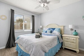 2 Schlafzimmer, Schreibtisch, Bügeleisen/Bügelbrett, Reisekinderbett