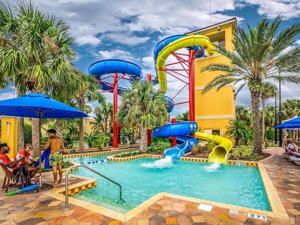 Utendørsbasseng og et oppvarmet basseng