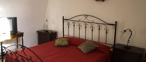 Standardværelse til 3 personer | Skrivebord, baby-/barnesenge (tillægsgebyr), ekstra senge (tillægsgebyr)