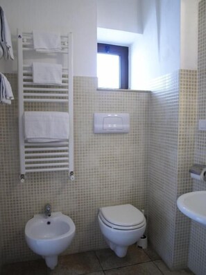 Douche, douche à « effet pluie », sèche-cheveux, bidet