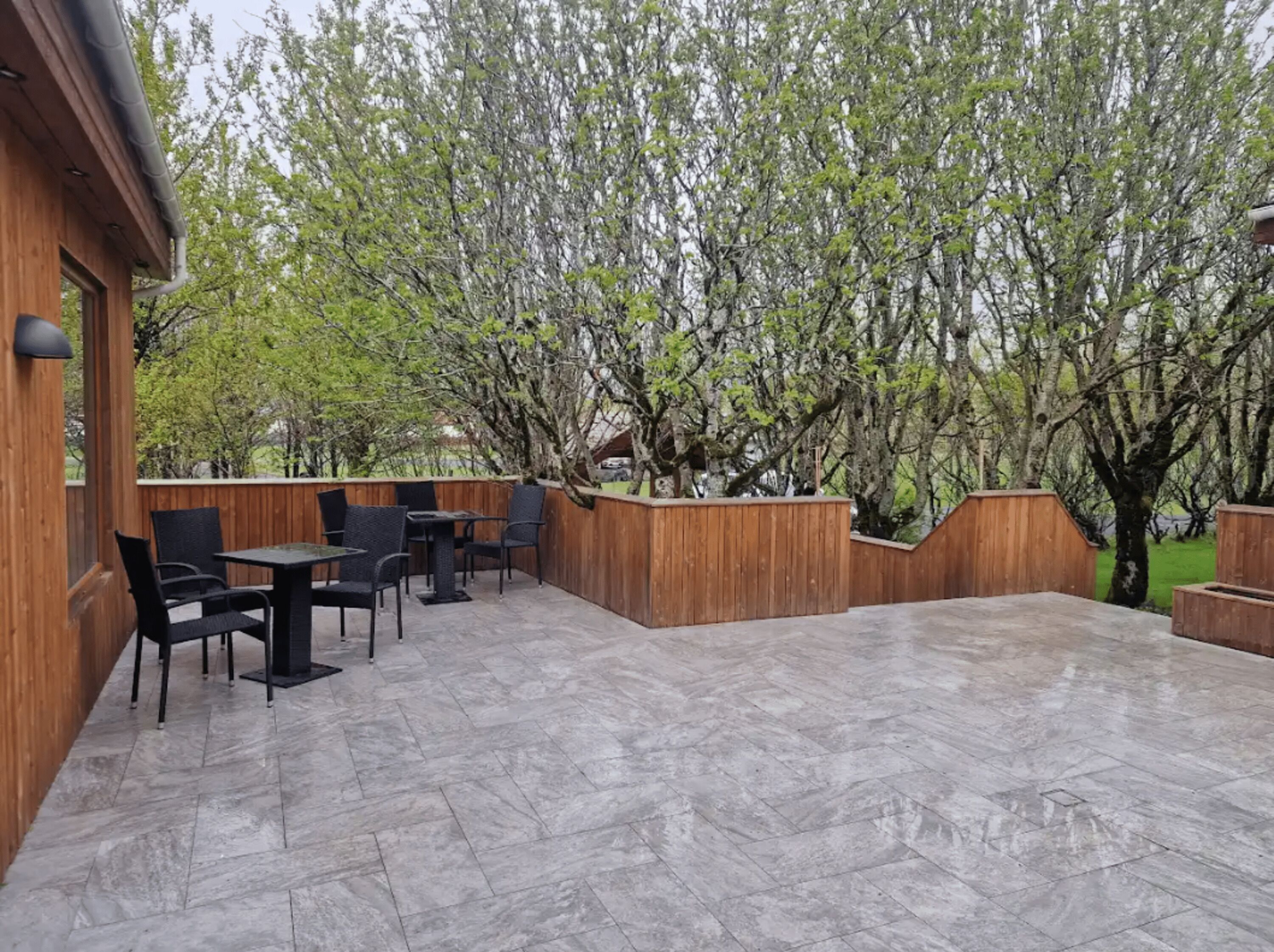 Petit déjeuner et dîner servis sur place