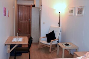 ห้องดับเบิล, ห้องน้ำส่วนตัว | โต๊ะทำงาน, ผ้าม่านกันแสง, Wi-Fi ฟรี, ผ้าปูที่นอน