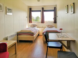 Habitación con 2 camas individuales, baño privado | Escritorio, cortinas opacas, wifi gratis y ropa de cama