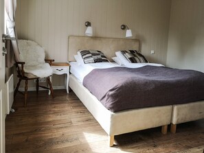 Dubbelrum - delat badrum | Skrivbord, mörkläggningsgardiner, gratis wi-fi och sängkläder