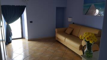 Camera doppia, vista mare | Una cassaforte in camera, una scrivania, tende oscuranti, Wi-Fi gratuito