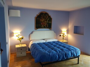 Dobbeltrom, sjøutsikt | Safe på rommet, skrivebord, blendingsgardiner og wi-fi (inkludert)