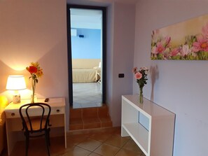 Zimmersafe, Schreibtisch, Verdunkelungsvorhänge, kostenloses WLAN