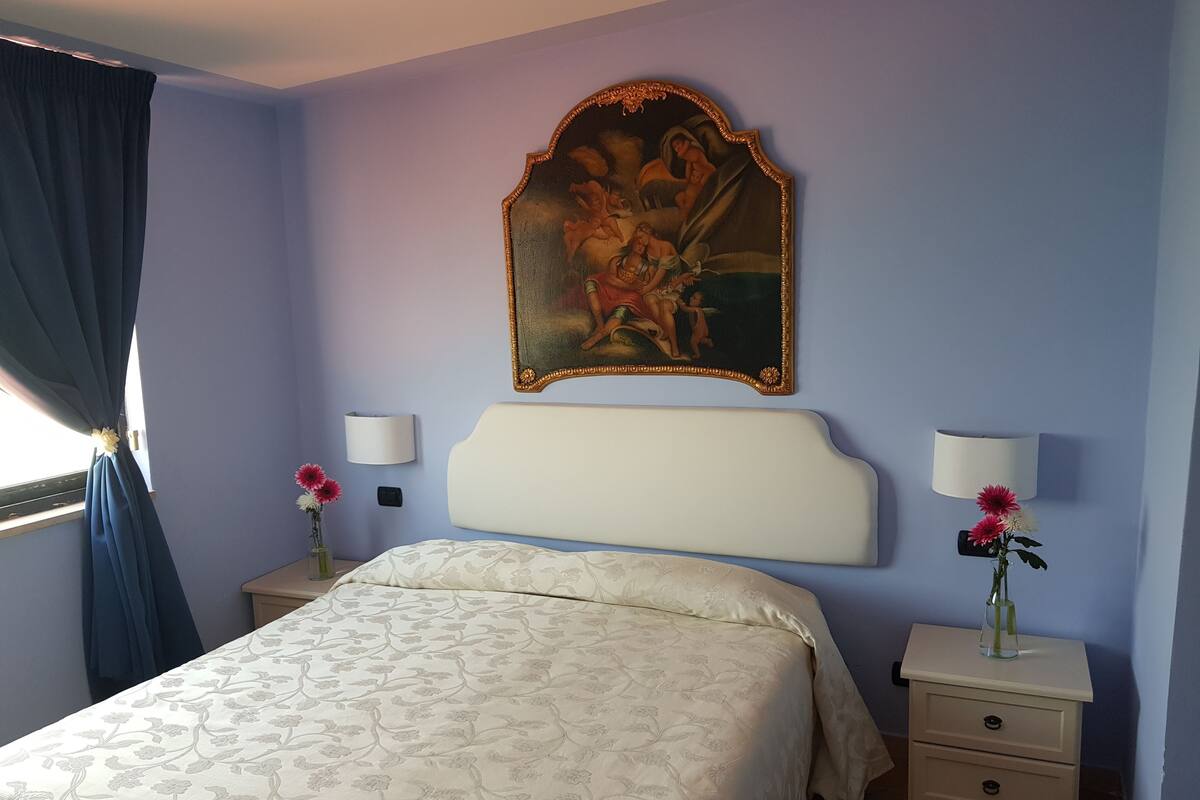 Quarto triplo | Cofres nos quartos, escrivaninha, cortinas blackout, Wi-Fi de cortesia