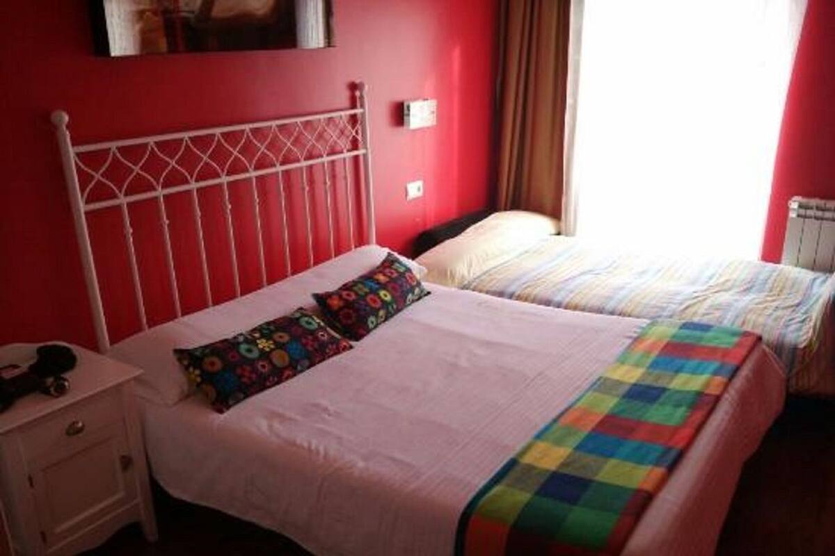 Dreibettzimmer | Kostenlose Babybetten, Zustellbetten, kostenloses WLAN, Bettwäsche