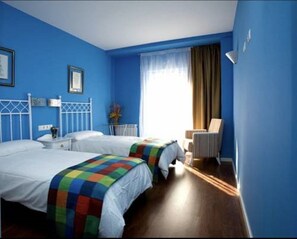 Doppel- oder Zweibettzimmer | Kostenlose Babybetten, Zustellbetten, kostenloses WLAN, Bettwäsche