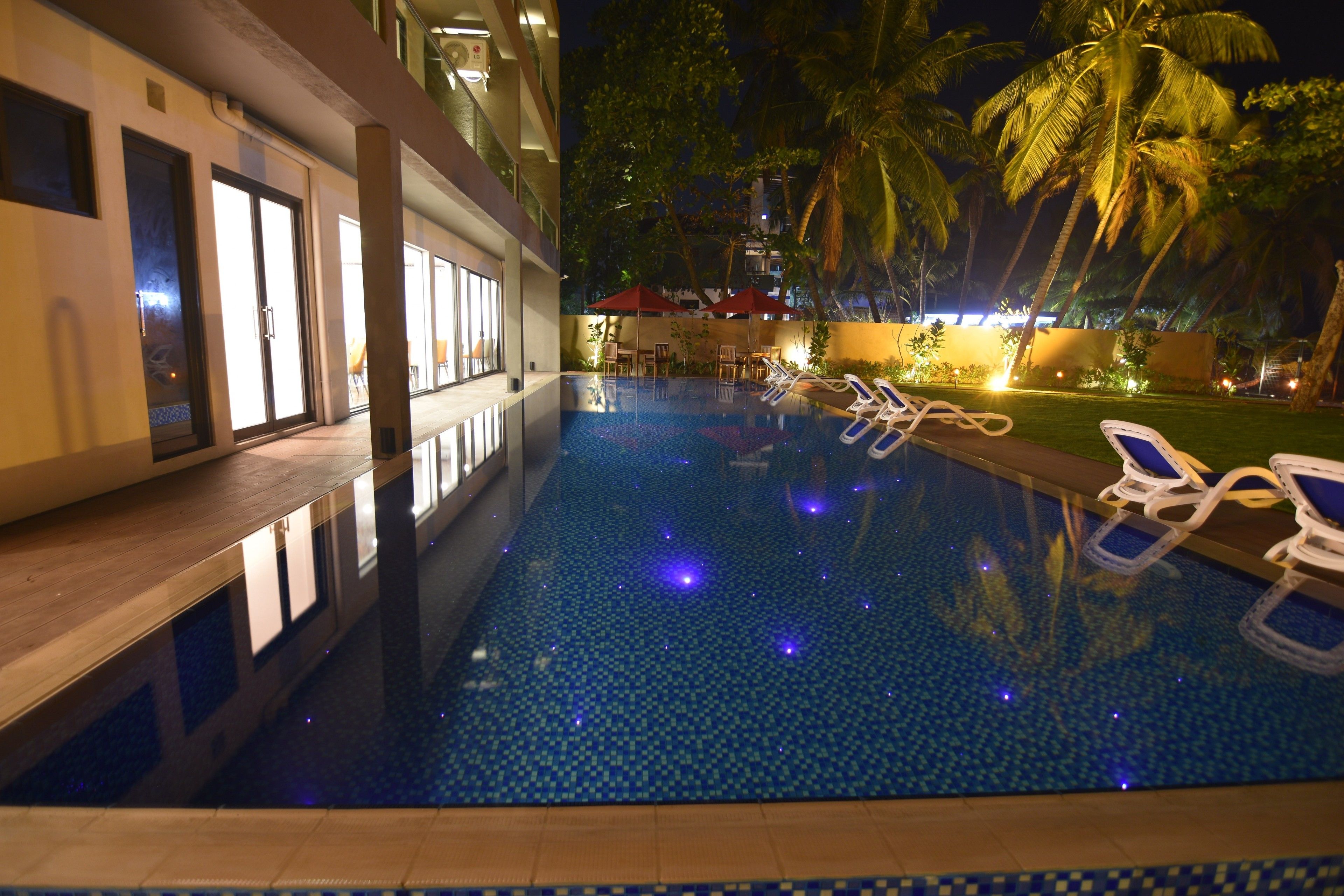 outdoor pool, open 7:30 am to 6:00 pm, pool loungers