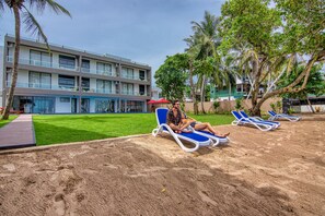 Sulla spiaggia, sabbia bianca, lettini da mare, teli da spiaggia