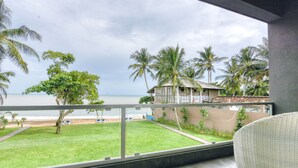 A balcony with a view of the beach and palm trees. - Golden Pearl Tangalle Beach (Tangalle)