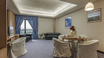 Suite junior | Área de sala de estar | Televisión de pantalla plana