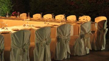 2 ravintolaa, joissa tarjoillaan illallinen; pizza