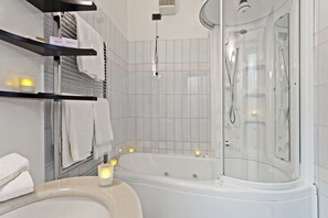 Junior Suite | Bathroom | Combined shower/bathtub, rainfall showerhead, free toiletries