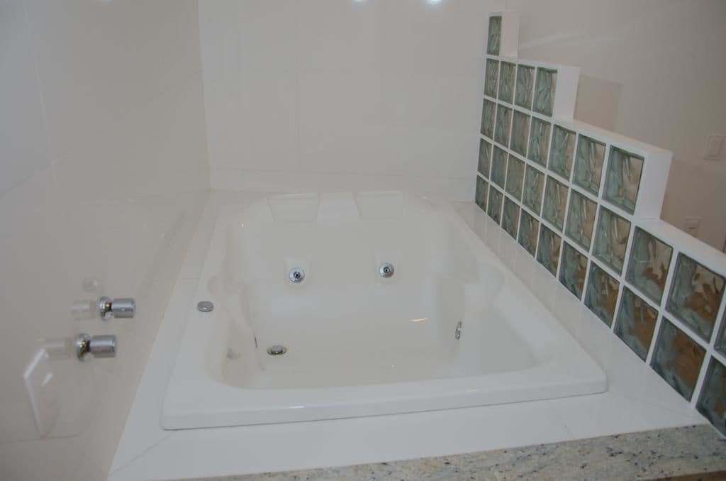 deluxe suite, jetted tub | jetted bathtub