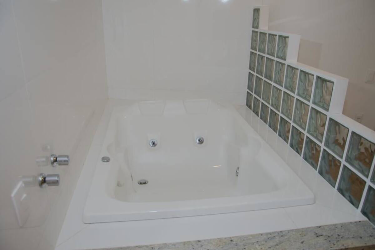 deluxe suite, jetted tub | jetted bathtub