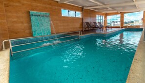 Piscine couverte, chaises longues