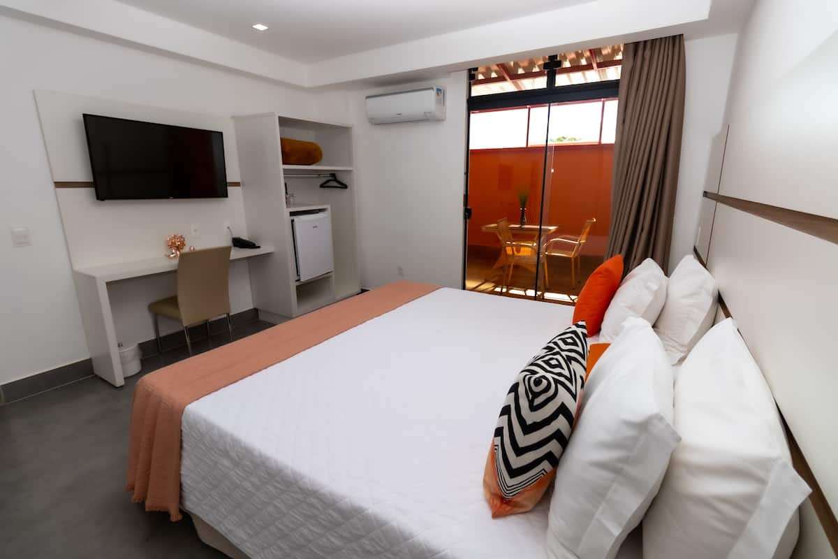 deluxe suite, jetted tub | 1 bedroom, free wifi, bed sheets