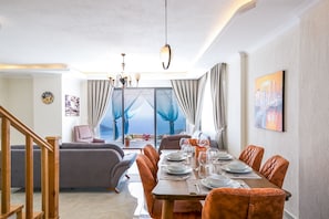 Villa, Meerblick | Wohnbereich | LCD-Fernseher