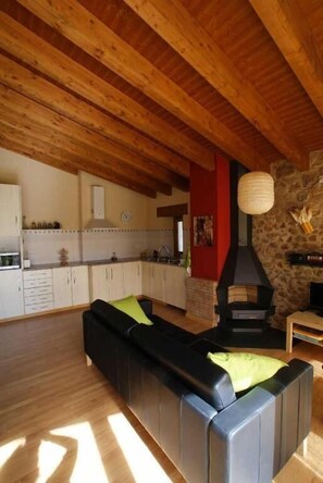Flat-screen TV, fireplace - Mas Prat (La Vall de Bianya)