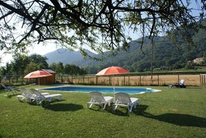 Outdoor pool, pool loungers - Mas Prat (La Vall de Bianya)