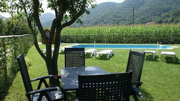 Una piscina al aire libre, tumbonas