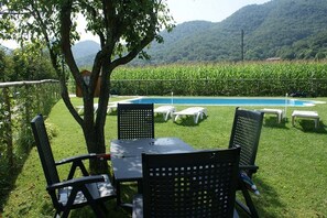 Una piscina al aire libre, tumbonas