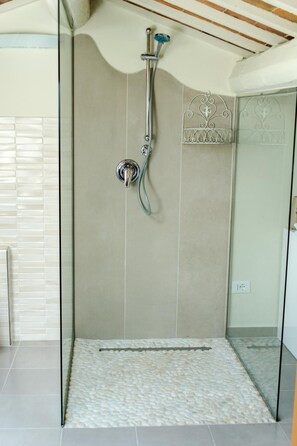 Bidet, towels - La Maison B&B (Lugo)